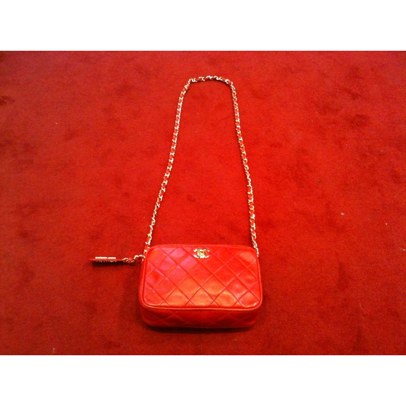 Mini sac Chanel vintage satin rouge  Égérie Paris I Vente et Achat  dArticles de Luxe de Seconde Main